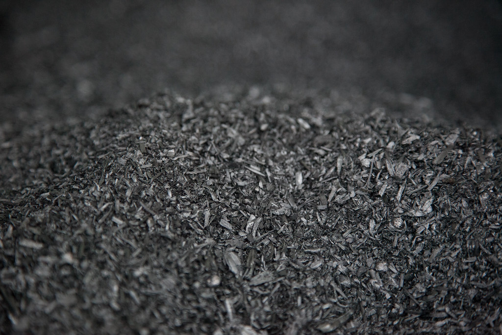 生物炭是將有機物在高溫下以很少或無氧的方式加熱產生的木炭。照片來源：Oregon Department of Forestry(CC BY 2.0)