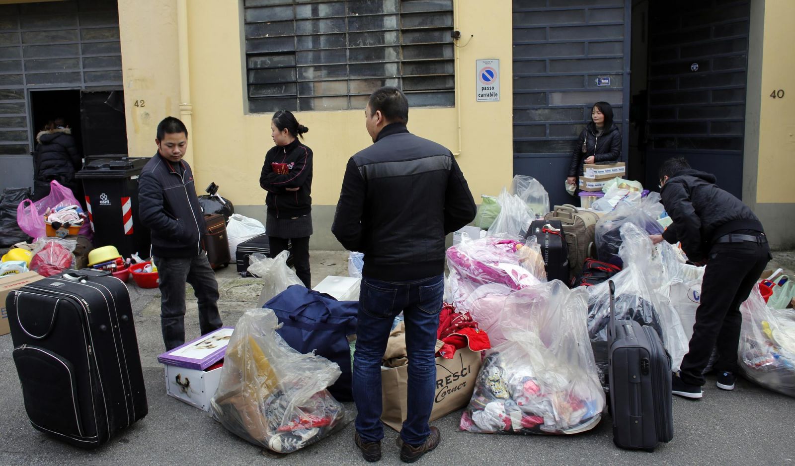 普拉托的成衣紡織廠，員工多為中國移工。（攝影／REUTERS／Stefano Rellandini／達志影像）