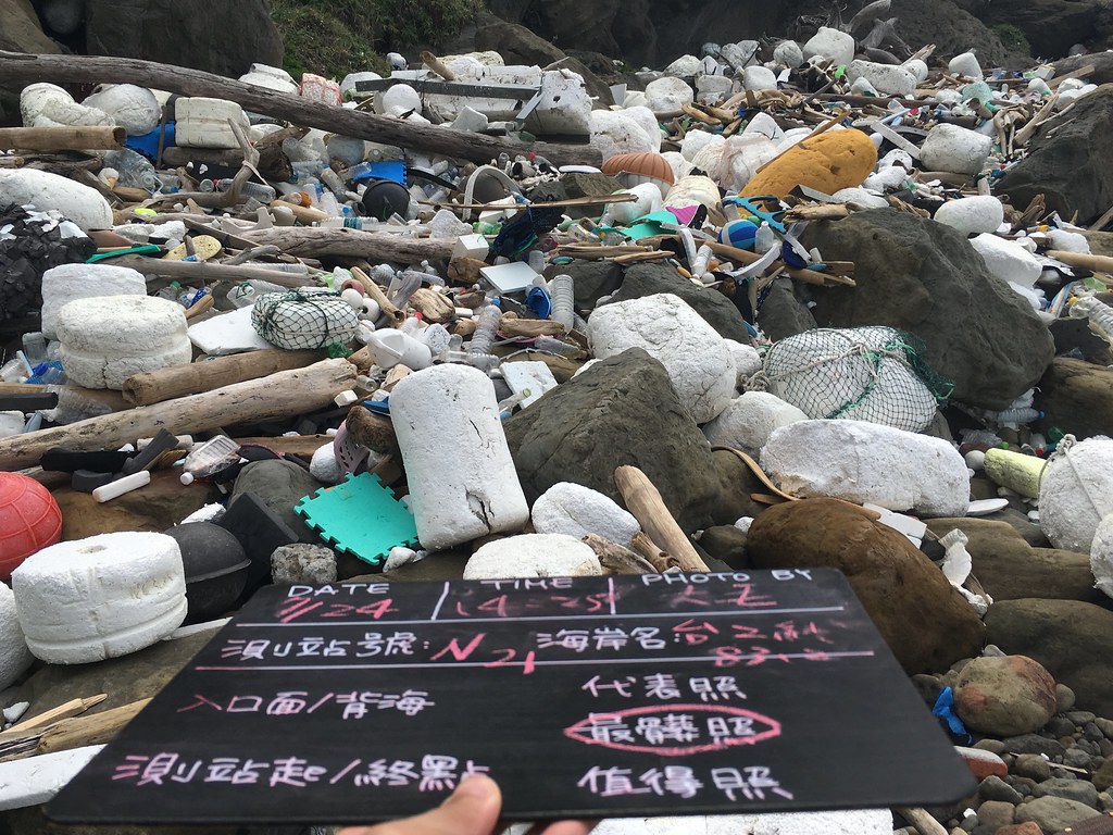 新北市瑞芳區台2線83.2K海岸垃圾數量最多,是全台平均的十倍以上。綠色和平提供