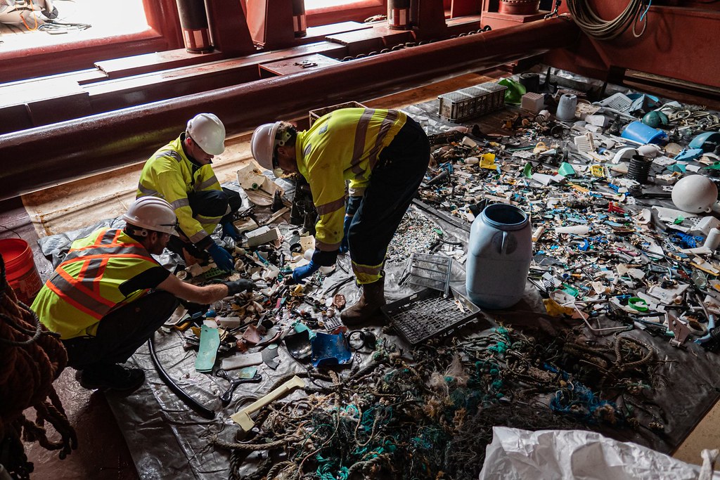 海洋吸塵器工作人員在船艙上整理收集來的垃圾。