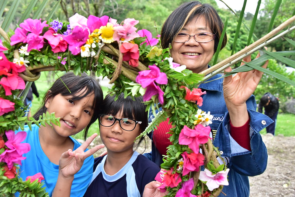 台東處長劉瓊蓮（右）將民族植物的書寫朝向，將知識回歸給族人。圖片來源：台東林管處