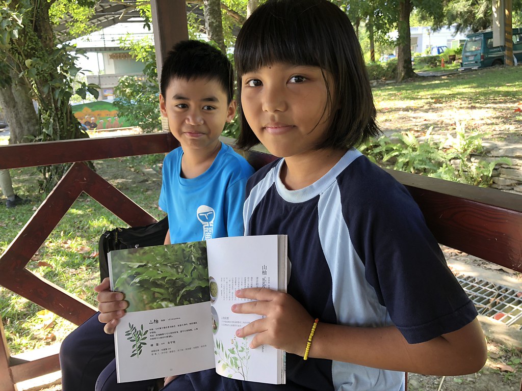 參與書籍紀錄繪畫的利嘉國小朱宇琁（右）與陳文政，展示他們在書中的貢獻。攝影：廖靜蕙