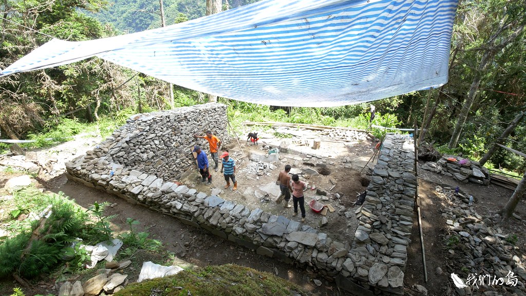 2017年花蓮縣文化局與布農族人，決定修復佳心舊部落的一棟石板屋。