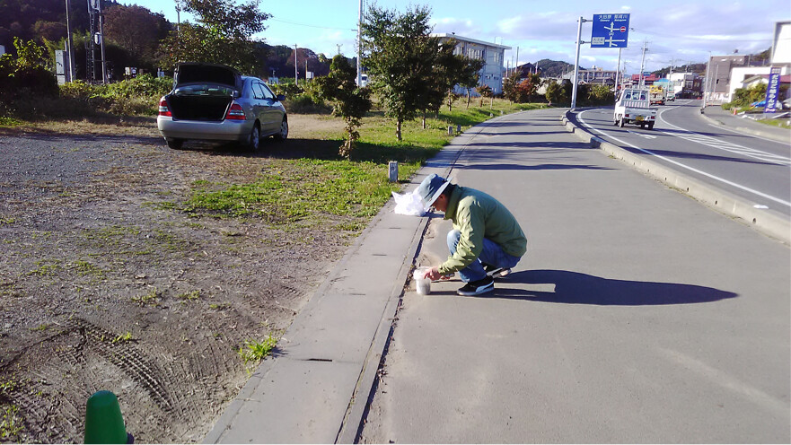 民眾自發性地在道路邊採取土砂,調查風災後的輻射污染狀況。