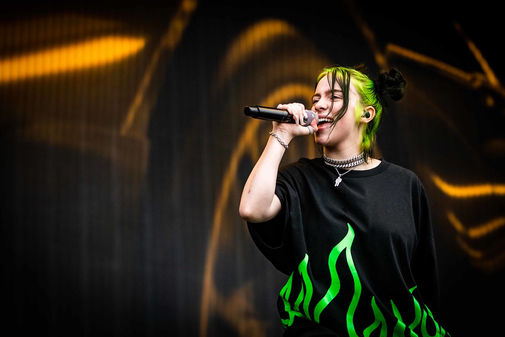 怪奇比莉（Billie Eilish）從2021年推出的黑膠唱片開始使用環保可回收材質。照片來源：Lars Crommelinck Photography／Flickr（CC BY 2.0）