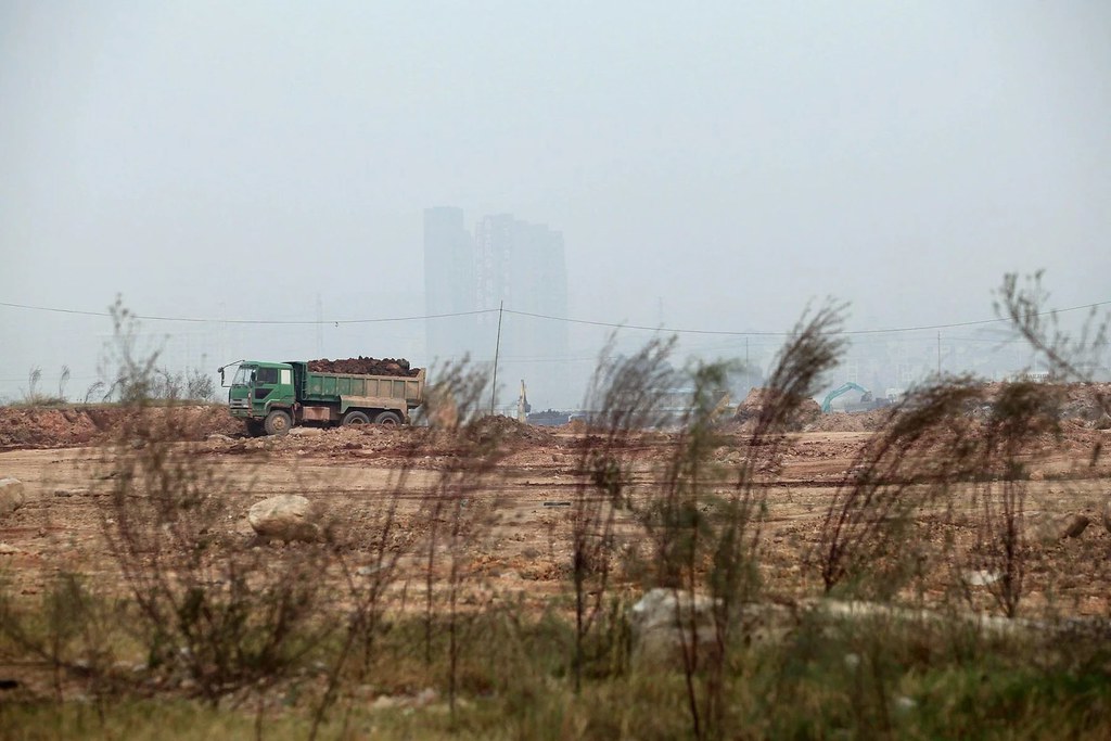 深圳前海開發區(圖為2010年建設中的狀態)幾乎全部建在填海造地上。這座城市的擴張曾以犧牲大面積的自然海岸線為代價,包括海灘、泥灘和紅樹林。圖片來源:Jacky Zhao / Associated Press/Alamy