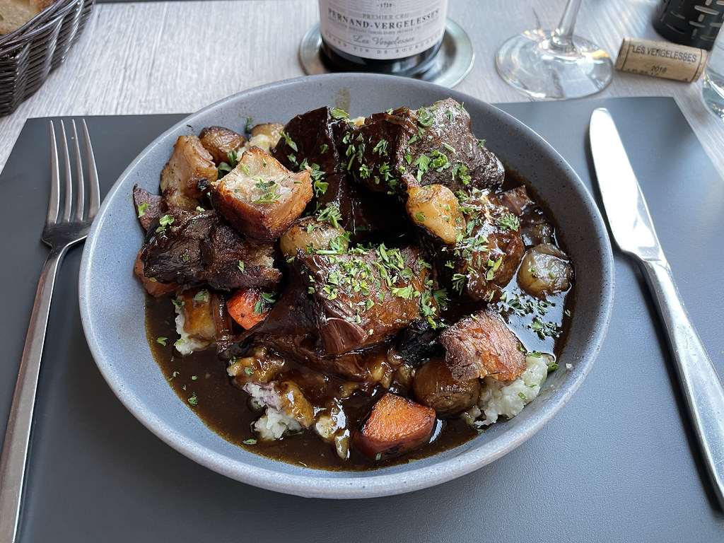 經典的法國料理紅酒燉牛肉。照片來源：ZhengZhou／Wikipedia（CC BY-SA 4.0）
