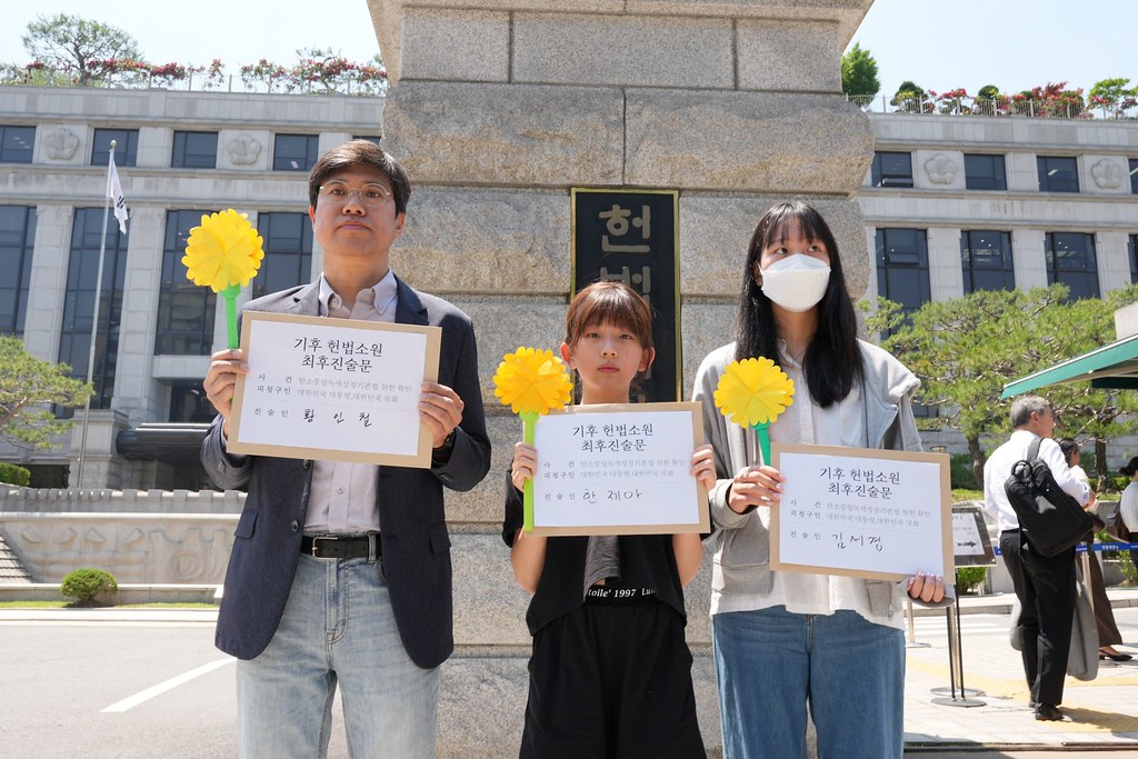 12歲的韓濟亞（中間）是此次起訴韓國政府的十九名年輕人之一，他們起訴韓國政府應對氣候變化不力侵犯了自己的公民權利。圖片來源：青年氣候行動