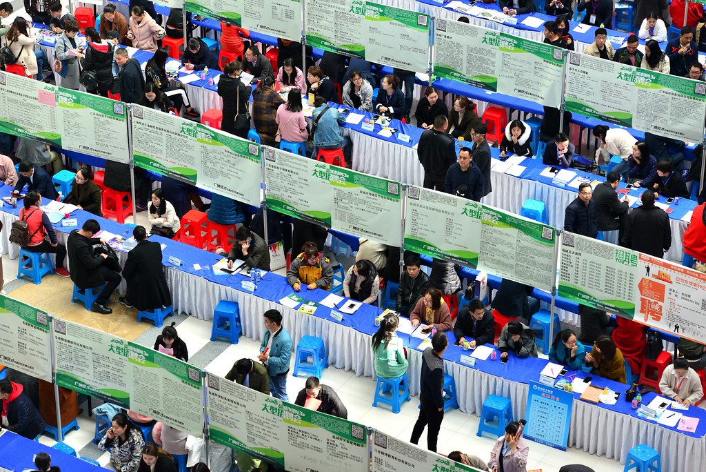 江蘇省鹽城市的一場招聘會。關於碳中和進程創造的新型就業機會的故事,可以激發Z世代的樂觀情緒,鼓勵他們繼續前進。圖片來源:Alamy
