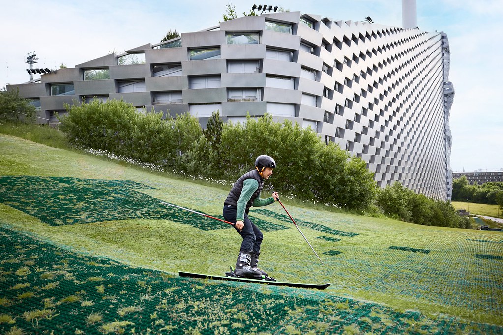 Copenhill是一座結合了滑雪場、攀岩場等設計的垃圾發電廠。照片來源:VisitCopenhagen/Wonderful Copenhagen