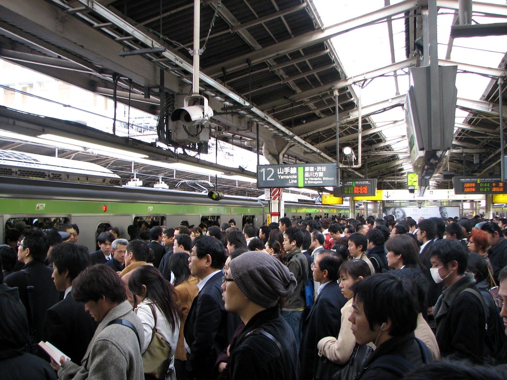 電車是日本民眾不可或缺的交通工具。照片來源:Chris 73 / Wikimedia Commons(CC BY-SA 3.0)