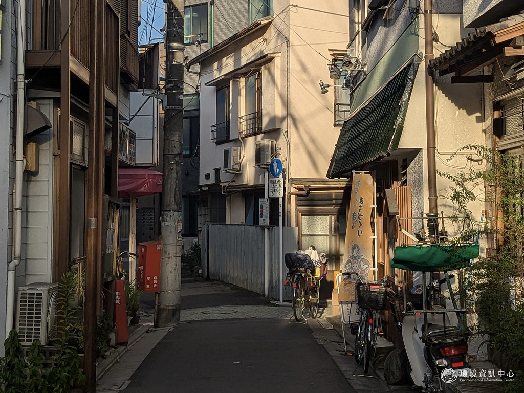 荒川六丁目有許多窄巷僅容一輛汽車通過,災時逃生及救難並不容易。攝影:陳昭宏