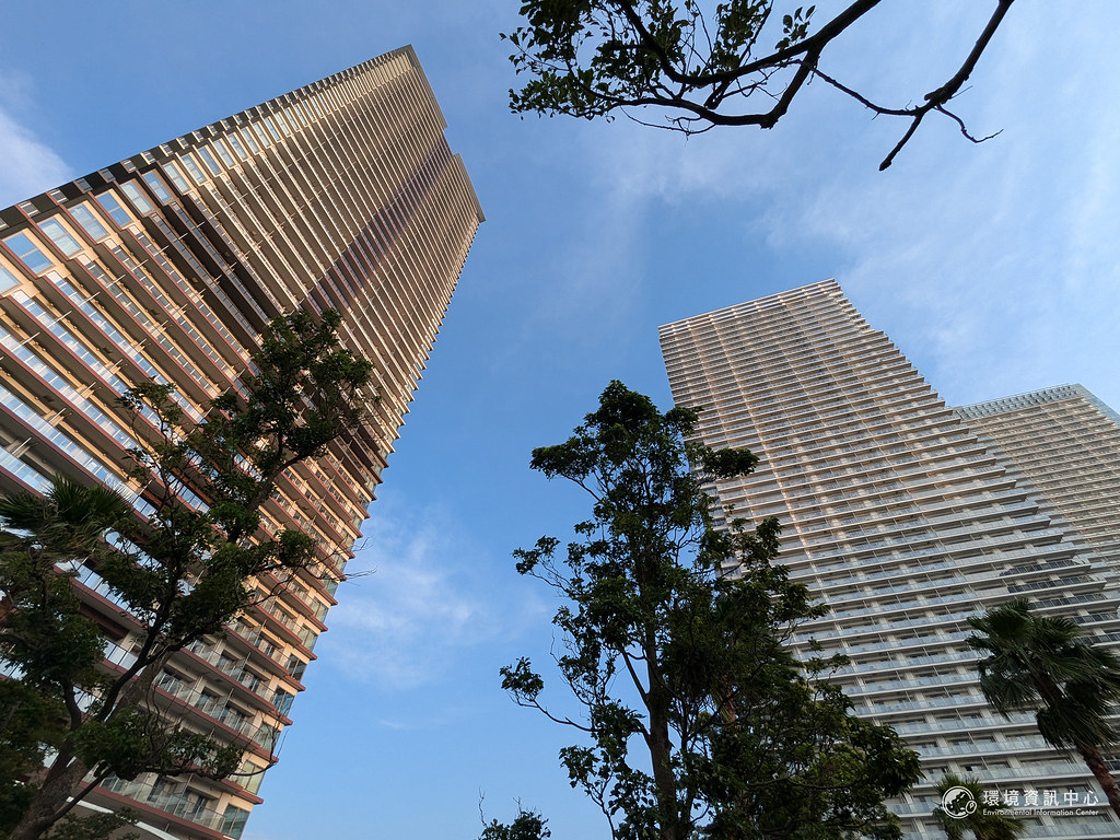 東京灣一帶有許多海景第一排的高塔式住宅，是近年許多外國人的熱門置產標的。攝影：陳昭宏