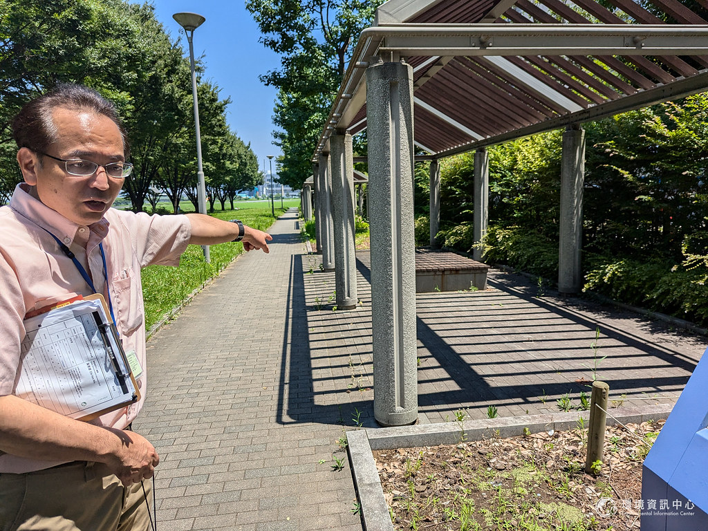 回到公園裡，長谷部指著涼亭說明用途，在災害時，涼亭可以裝上布幕，變成緊急救護的隔間。攝影：陳昭宏
