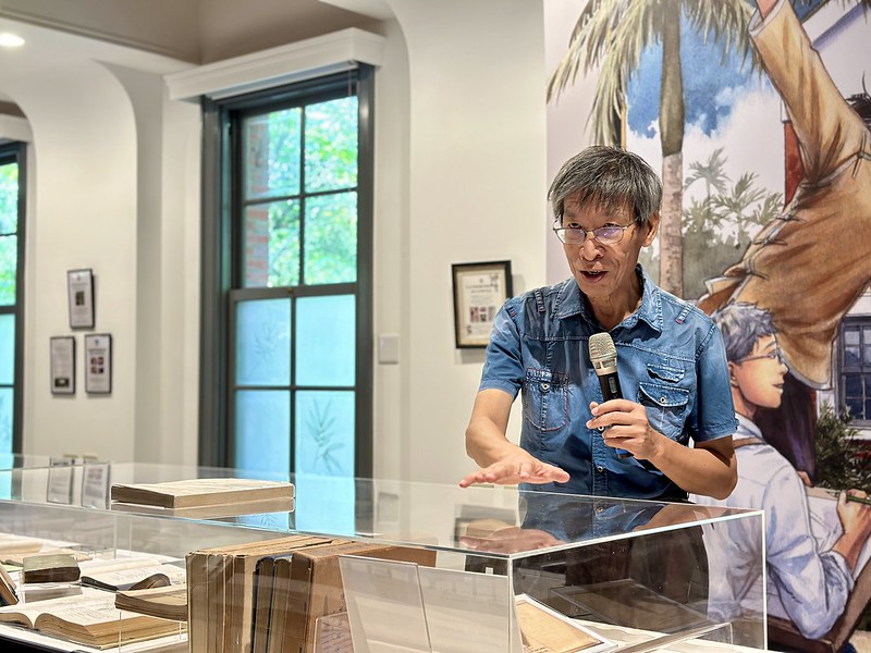 臺灣大學植物學博士李瑞宗為二樓展品導覽。攝影：劉祐君