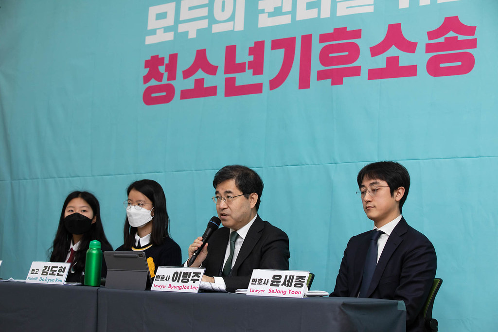 今年8月，由四件聲請案合併審理的韓國氣候憲法訴訟，迎來了部分勝利。照片來源：Youth 4 Climate Action新聞稿