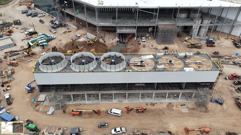 特斯拉德州超級工廠正在建造資料中心所需的巨型冷卻風扇。圖片來源：擷取自Smoke-away《X》