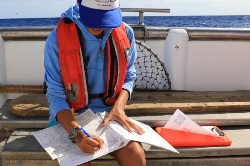 漁業觀察員。圖片來源：NOAA