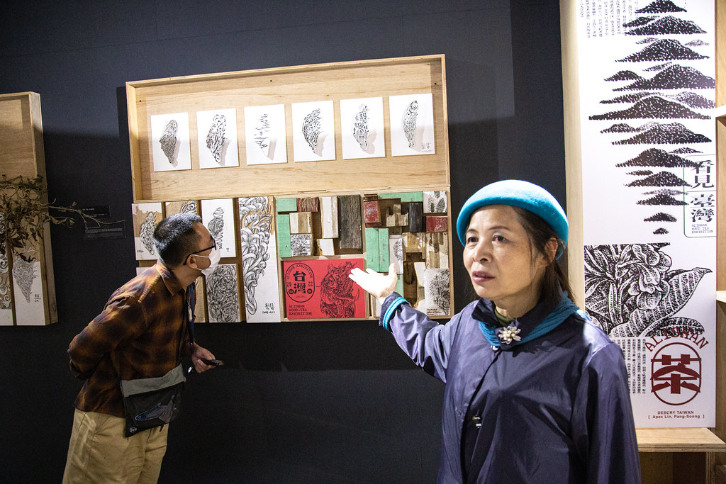 茶田35號一樓的展覽,也都有專人解說。攝影:賴晁翔