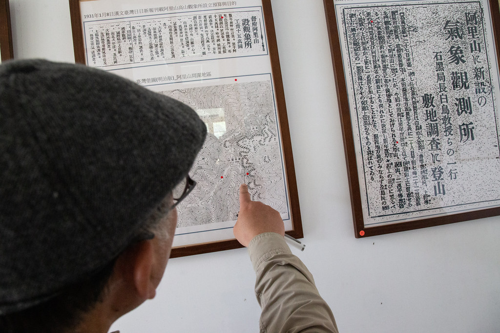 除了史料解釋,解說員還加碼家中長輩傳下的生命故事。攝影:賴晁翔