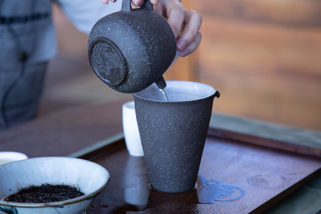 除了堅持茶葉傳統製程,吳志靖也希望可以推廣台灣茶文化。攝影:賴晁翔