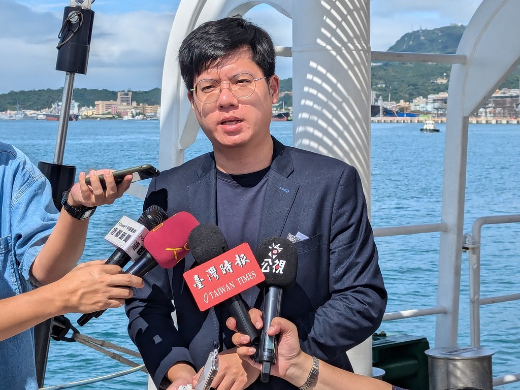 海洋微塑膠專家、海洋大學海洋環境與生態研究所副教授許瑞峯呼籲政府加強塑膠原粒調查及管制。攝影:陳昭宏