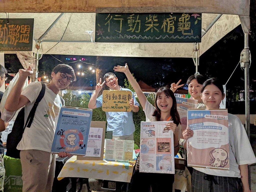 行動柴棺龜目前會透過擺攤推廣棄成長理念。圖片來源:行動柴棺龜提供