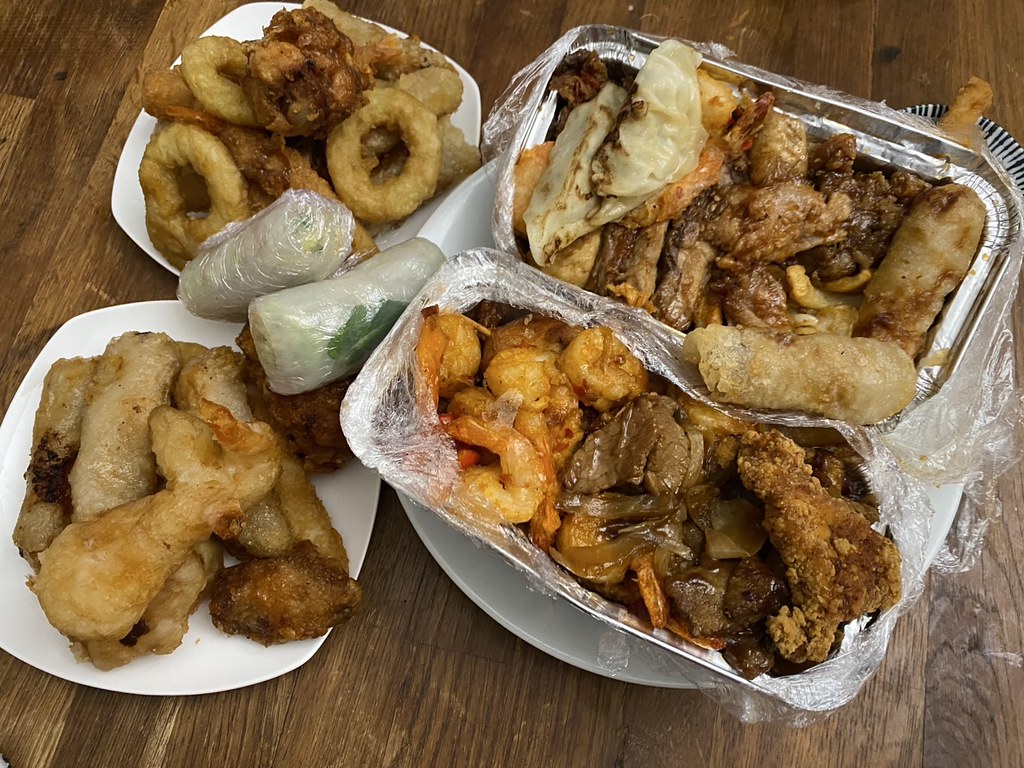 為了對抗糧食浪費，許多店家也發展出創新的商業模式。圖為在Too Good To Go購買的驚喜餐盒。攝影：趙偉婷