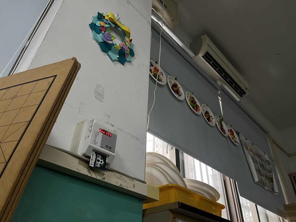 武功國小教室內的溫度感測器與空調。溫度偵測還沒到達28℃，顯示器上只會顯示「錯誤」。 攝影：Jason Juang 