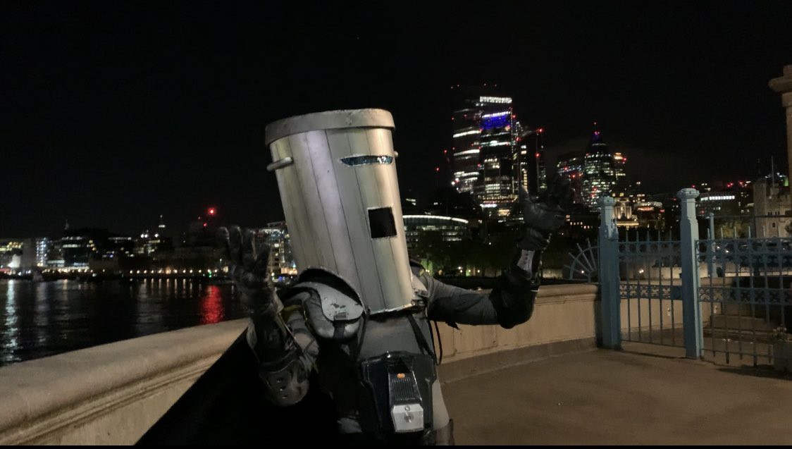 參選倫敦市長的搞笑藝人「垃圾桶臉伯爵」(Count Binface),宣稱會於當選後對石化業徵收暴利稅,提供居民免費新車作為「超低碳排放區」的配套措施。照片來源:擷取自垃圾桶臉伯爵官方《X》