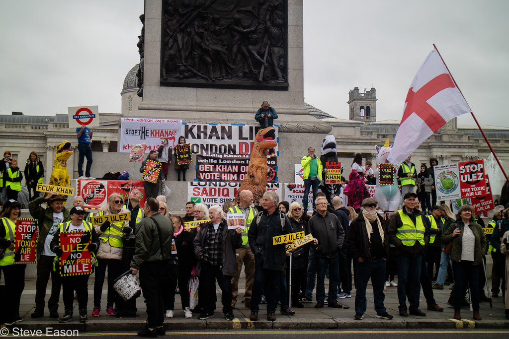 2024年市長選舉前夕,倫敦特發法加廣場(Trafalgar Square)的反「超低碳排放區」擴張抗爭活動。照片來源:Steve Eason/Flickr(CC BY-NC 2.0)