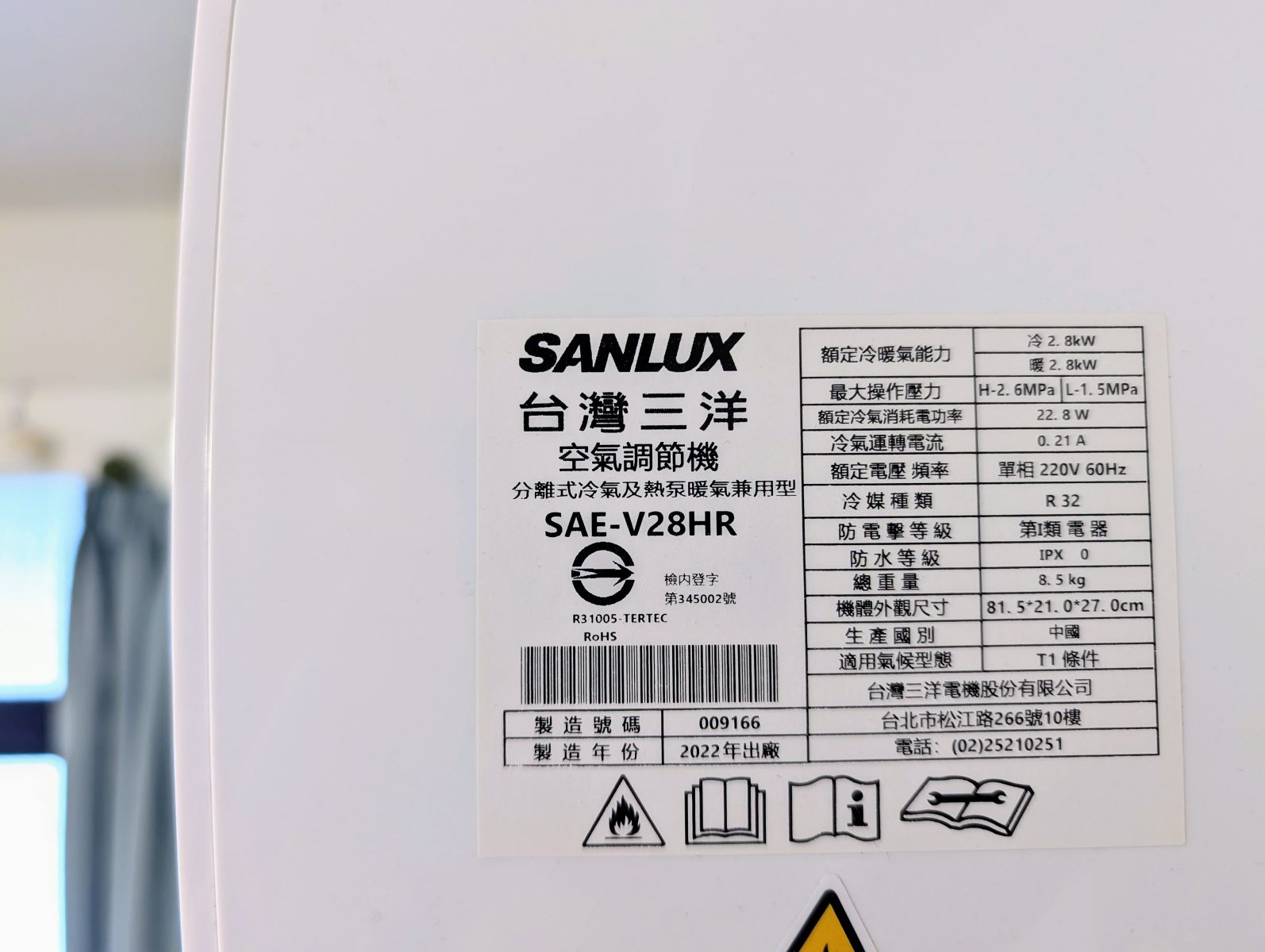 冷氣機的機身通常會標示冷媒種類，近10年內出廠的冷氣多已不再使用屬於氟氯烴（HCFCs）的R22冷媒。攝影：陳昭宏