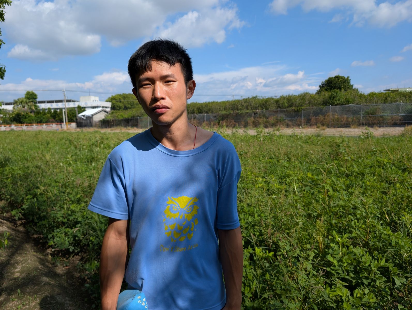擔心記者熱到，廖崇倫接近下午4點才帶記者走進他的花生田。田裡常有長得奇形怪狀的「痟欉」花生，他說他對田裡的微氣候還算認識、知道去哪找，但這天他找了老半天還是找不到。攝影：陳昭宏