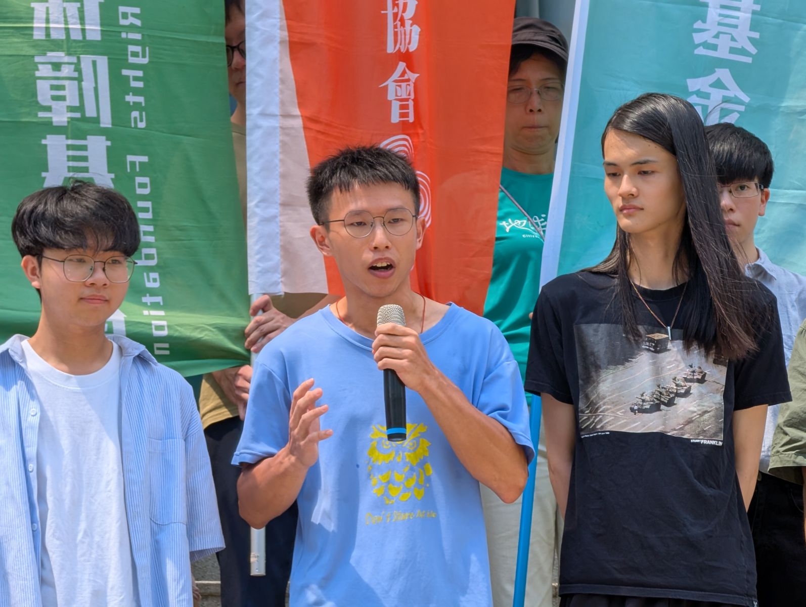 青農廖崇倫在農忙之間特地北上，記者會上，他全程使用台語講述氣候變遷對農民、戶外勞動者影響，「一個國家要照顧弱勢、照顧下一代，這才是我們的好國和好民」。攝影：陳昭宏
