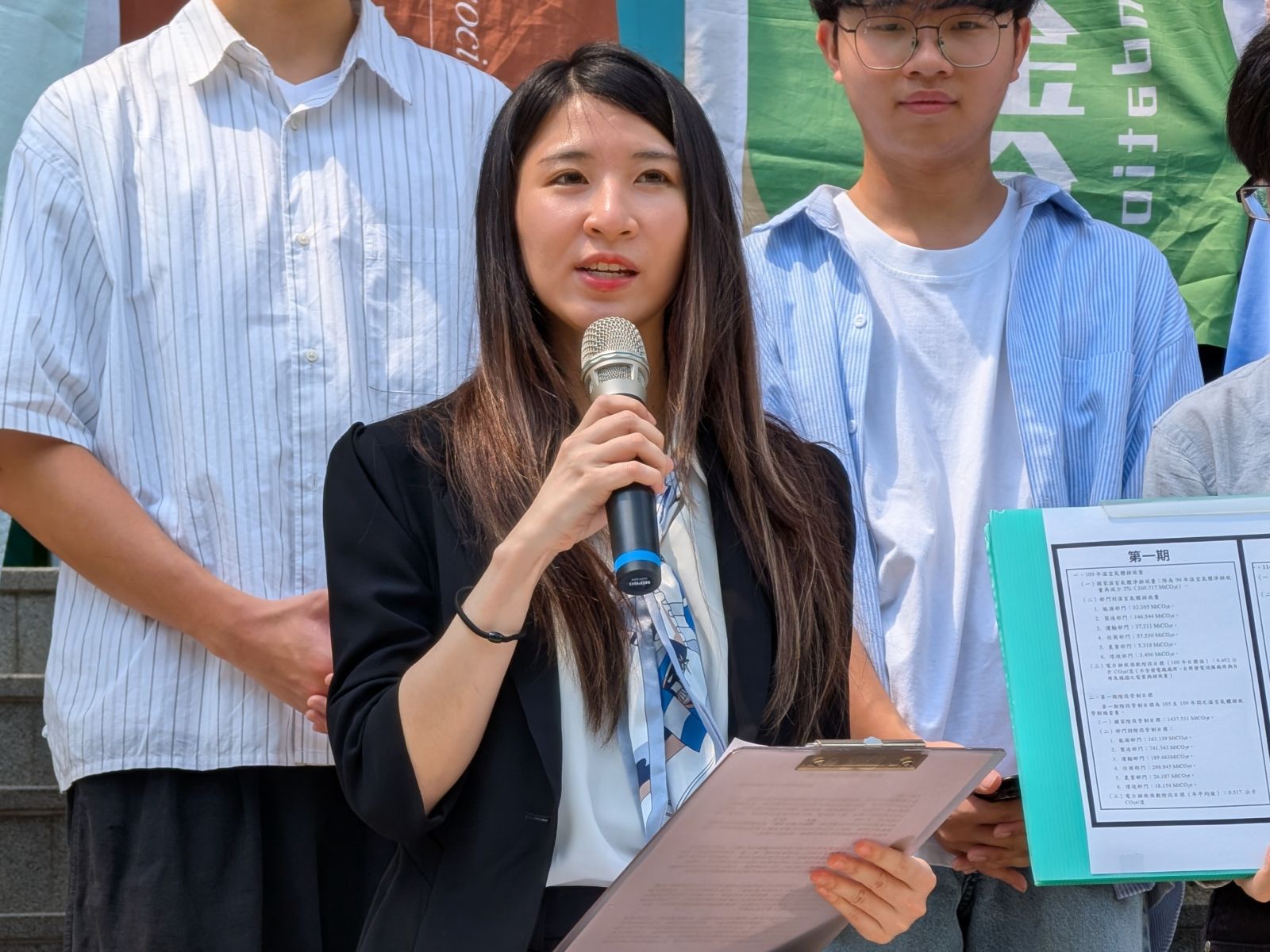 環境權保障基金會專職律師黃馨雯代表青年原告們提起行政訴訟，他表示這場訴訟同時也有機會「救援」1年半前已提出、但遇上程序問題而卡關釋憲案。攝影：陳昭宏
