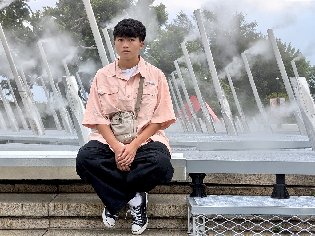 採訪陳徹這天，台北市立美術館戶外的裝置藝術噴發水氣，象徵嚴重的都市熱島效應，也貌似持續排放的煙囪。攝影：陳昭宏