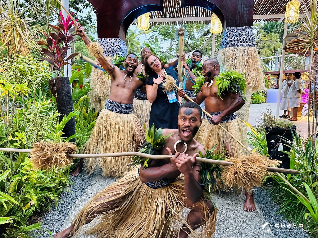 大聲吶喊「Bula！」（「你好」的斐濟語）在斐濟，熱情洋溢的舞蹈與笑容，是許多高級渡假村的儀賓儀式。攝影：黃小莫