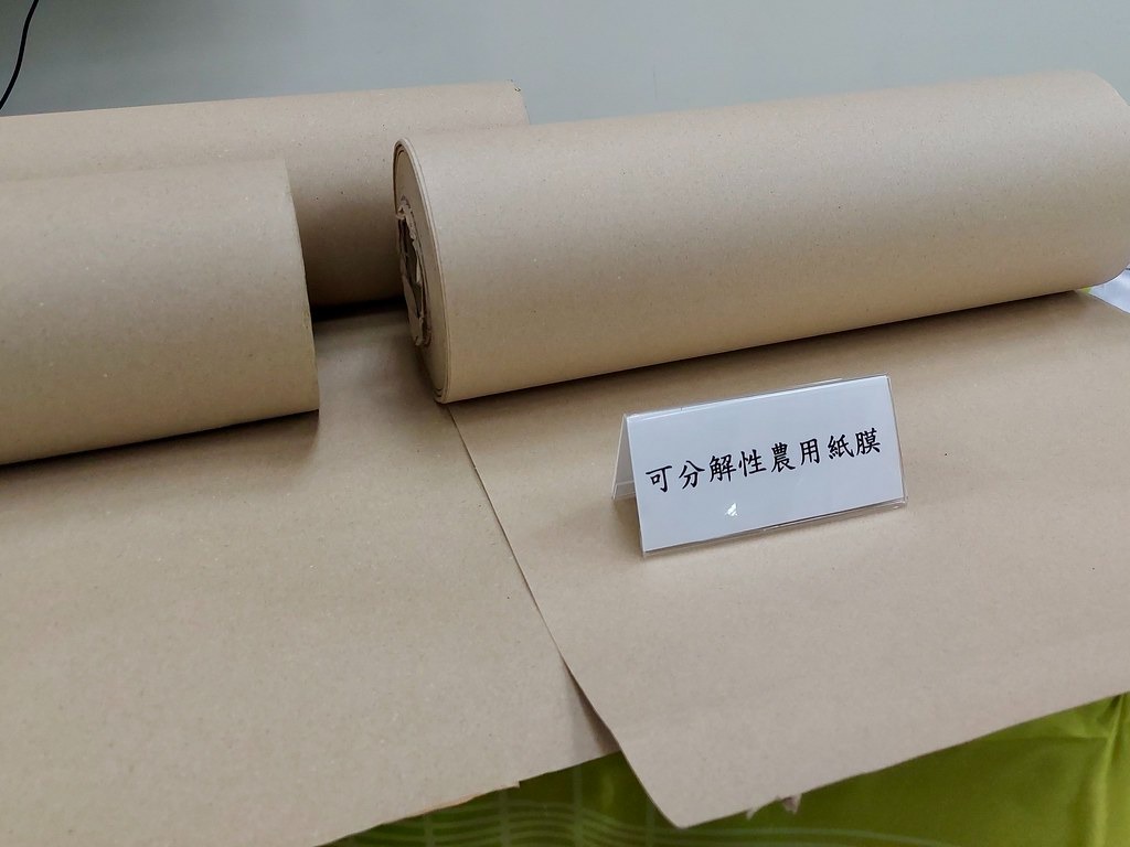 台灣目前已有正隆、中華紙漿兩家業者所製作的農用紙膜,通過「有機商品化資材」登記。攝影:陳昭宏