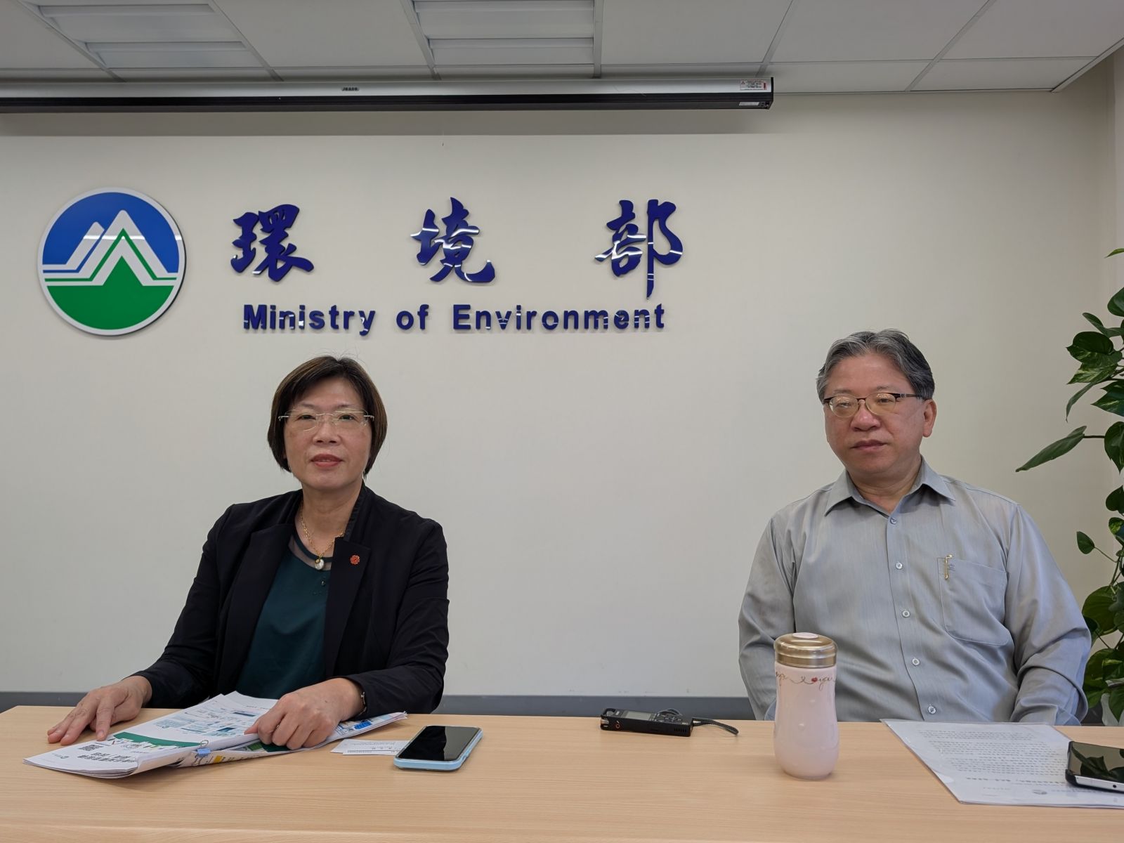 環境部資源循環署署長賴瑩瑩（左）與副署長許智倫昨（30）日下午至環境部記者室說明一次性用品減量規劃。攝影：陳昭宏