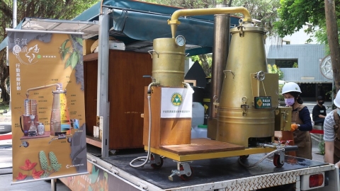 香茅精油帶有甘蔗甜香？ 林試所香氣島讀計畫 行動蒸餾車遍全台
