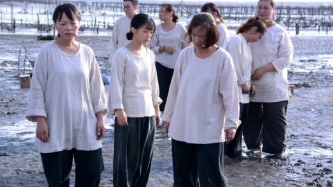  人劇團在潮間帶起舞 帶觀眾擁抱生態