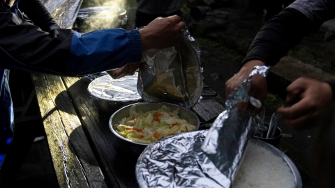 登山客廚餘改變山林：台灣黑熊頻闖山屋，酒紅朱雀膽固醇飆高