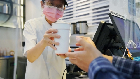 【7/1起飲料杯限用】循環杯入法、自備杯至少折5元 保麗龍杯禁用再延後