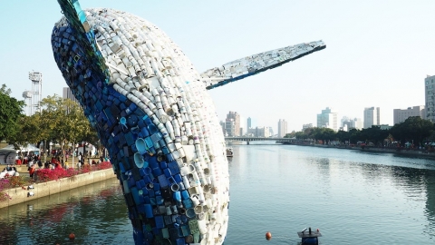 這批塑膠很純…… 全台最大水上裝置藝術 「愛之鯨」矗立愛河