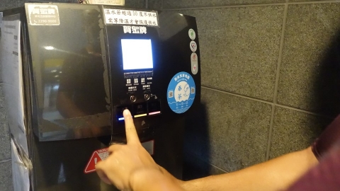 全台年耗10億瓶裝水 「奉茶App」找到裝水點 估減用45萬個塑膠瓶