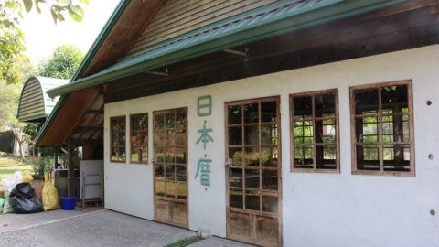 用回收物蓋農莊 「紙」在大茉莉