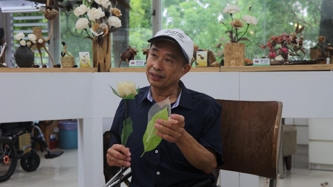 李永謨把樹皮樹葉 做成藝術品