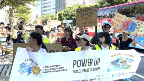 上百名「戶外人」呼籲抗暖化 首次集結台北101前遊行