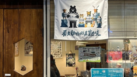  在一個餵遊蕩貓的商圈 他開了一家野生動物保育主題咖啡廳