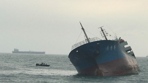 擱淺「志海8號」廢油水洩漏旗津海面 港務公司要求船東抽油預防污染